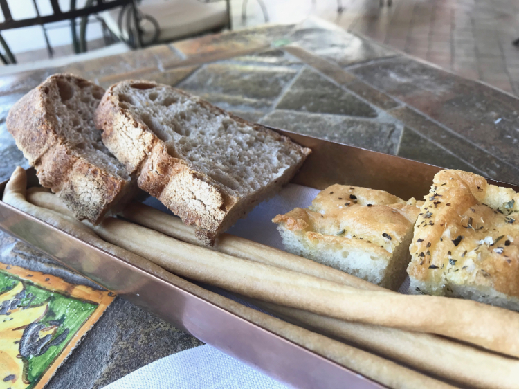 Pane a lievitazione naturale di farine di grani antichi siciliani varietà Tumminia e Russello. Panificazione a cura di Giacomo Caravello
