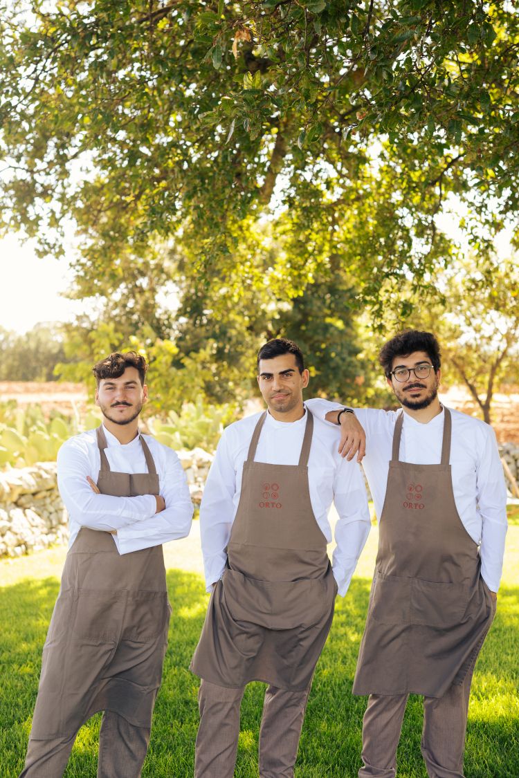 La brigata di cucina di Orto, guidata dal giovane Angelo Borrelli, al centro
