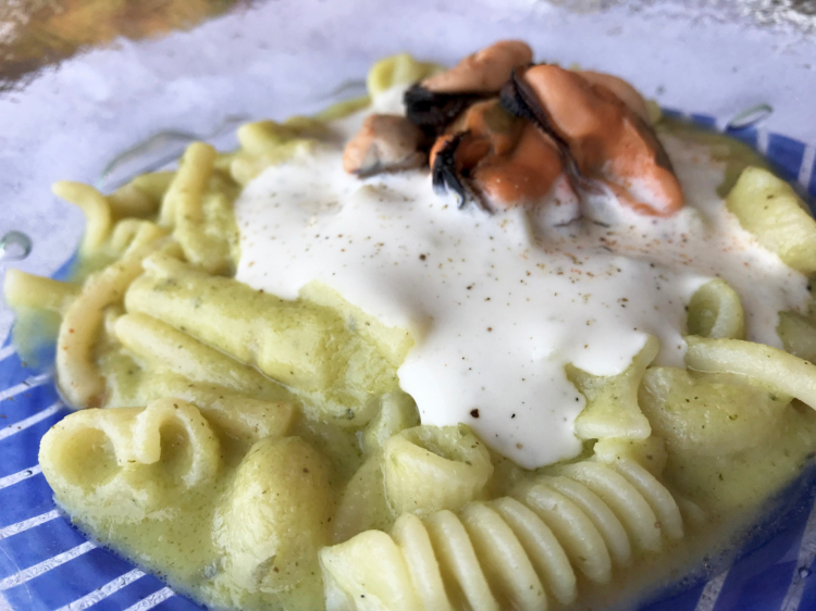 Pasta mista con cozze, zucchine e ragusano
