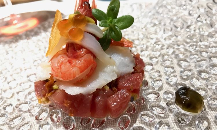 Tartare di tonno, carpaccio di baccalà, gamberi rossi di Mazara, uova di salmone e di lompo, frutta senapata, confettura di capperi
