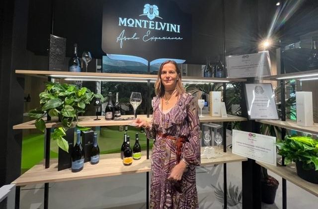 Sarah Serena allo stand Montelvini durante Vinitaly
