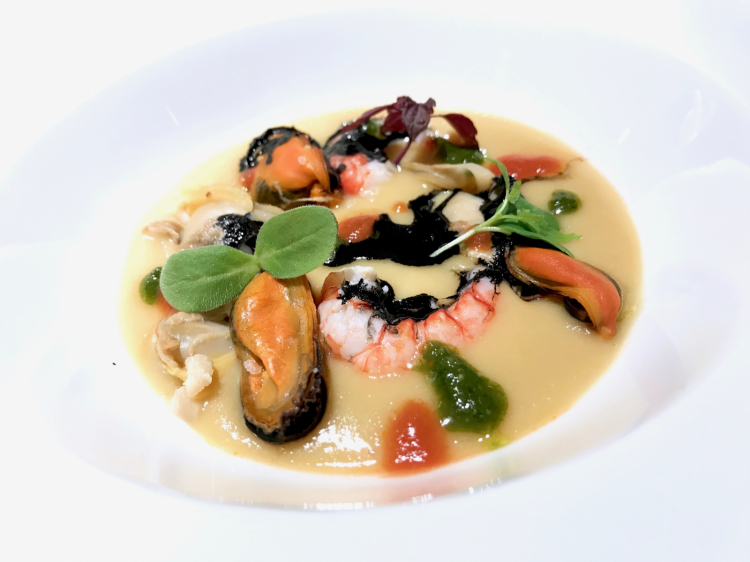 Omaggio a Gualtiero Marchesi: cozze, vongole, nero di seppia, creme di basilico e pomodoro, aglio dolce, daikon, cumino, crema di ceci
