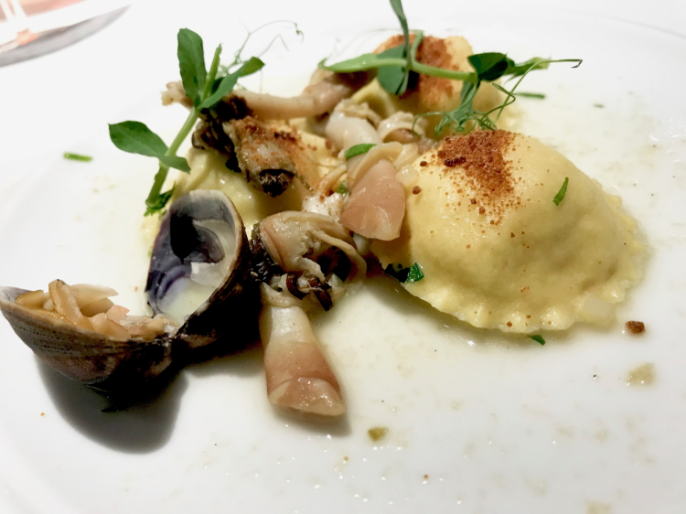 Ravioli alla spuma di ricciola, bottarga di tonno, vongole, cannolicchi, foglie di pisello