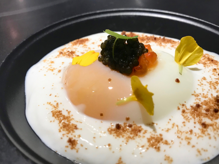 Delizioso l'Uovo e uova: uovo di Silvio pochée, crostone di cuturro, ricotta all'acqua di mare, bottarga di tonno, foglie di nasturzio, uova di salmone