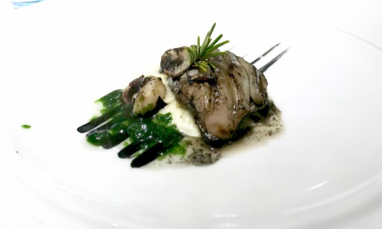 Un altro gran piatto: Seppie grigliate, spuma di patate, nero di seppia, lattuga di mare. Viene servito al tavolo con l'affumicatura a freddo con segatura di faggio