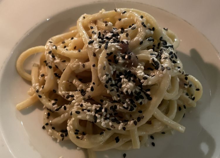 Tonnarello burro, alici, lemongrass e sesamo misto