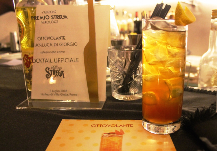 Il cocktail Ottovolante: Liquore Strega, Vermouth, Fernet, Top Ginger Ale e twist di arancia
