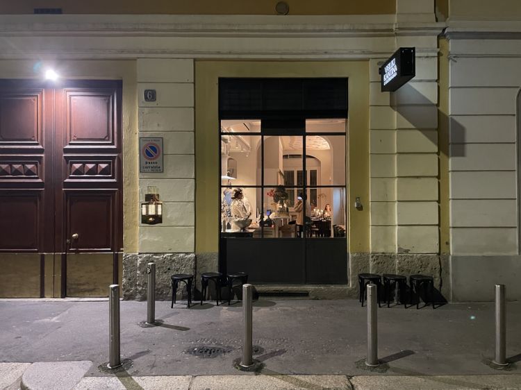 L'ingresso di Vasiliki Kantina, in via Clusone