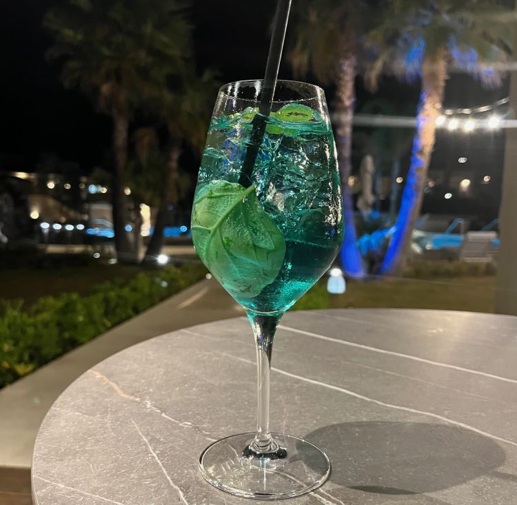Il nuovo signature cocktail 7Pines per la stagione estiva si tinge di blu grazie a Venturo Aperitivo Mediterraneo, il nuovo liquore base per l’aperitivo creato dal team innovation di Diageo e ispirato ai sapori e ai colori delle coste del Mediterraneo. Lontano dai soliti bitter, profuma di limoni italiani, sale marino, rosmarino e camomilla blu.