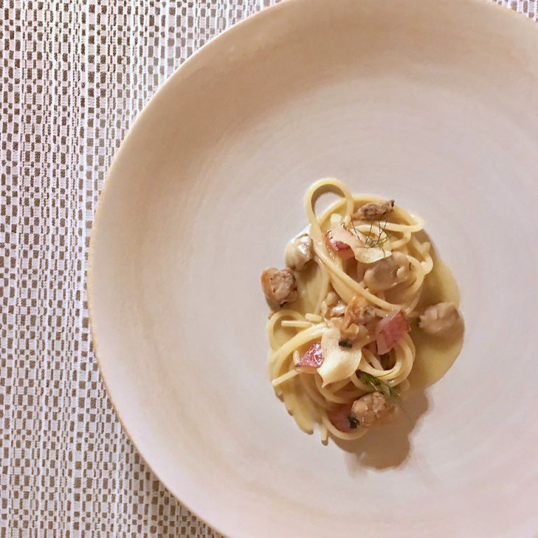 Spaghetti aglio, olio e peperoncino, vongole fritte, triglia e chips di aglio
