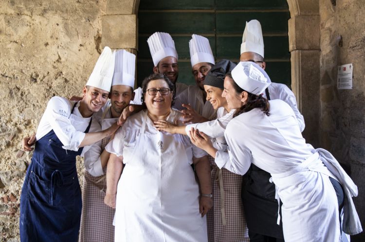 Valeria Piccini con la sua brigata del ristorante Da Caino
