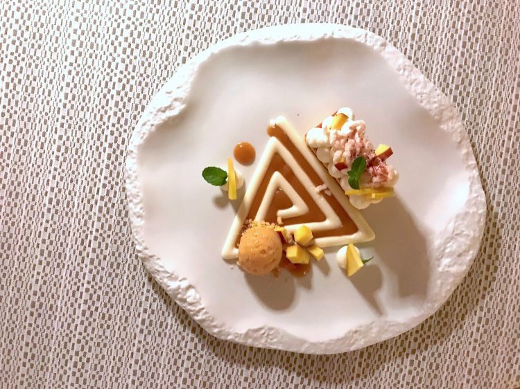 Mousse di yogurt, riso soffiato, pesca, gelato alla pesca. I dessert sono firmati da Alvise Aiolo, classe 1988 da Preganziol (Treviso)

