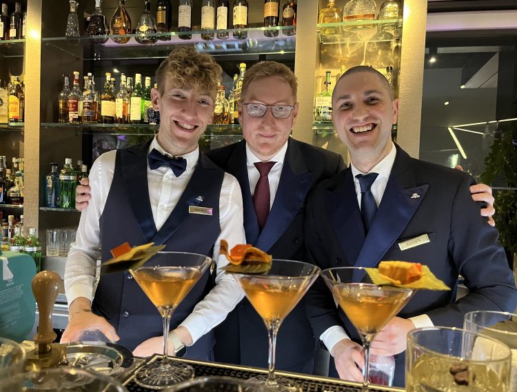 Il team dell'Excelsior Gallia con il cocktail Timeless Charm
