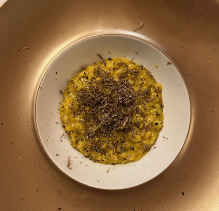 Il risotto zafferano Gorgonzola Bassi e tartufo dello chef Enrico Derfligher dedicato alla Regina Elisabetta, tra i piatti della serata della 4 mani con il resident chef Marra
