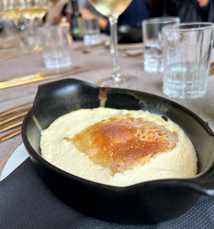 Gli Štrukli sono rotolini di pasta ripieni di formaggio fresco, cotti in acqua bollente (o brodo) oppure cotti in forno ricoperti di panna acida. Questa è la versione al forno del Kavkaz Kazalisna Kavana

