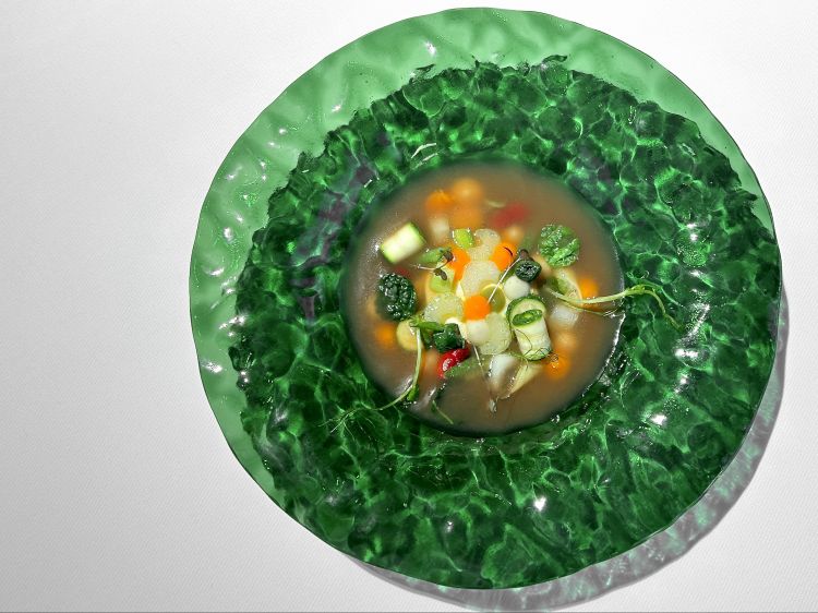 Minestrone, elegantissimo. Ci spiegano: «Lo chef non sopporta tre cose del mangiare diffuso in Polonia: 1) la pasta con le fragole; 2) il ketchup ovunque; 3) le verdure troppo cotte. Ecco, Minestrone risolve brillantemente il terzo errore
