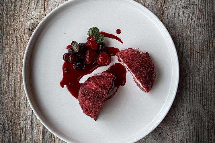 Zuccotto alla fiorentina&nbsp;con bagna&nbsp;di barbabietola, cardamomo e vodka
