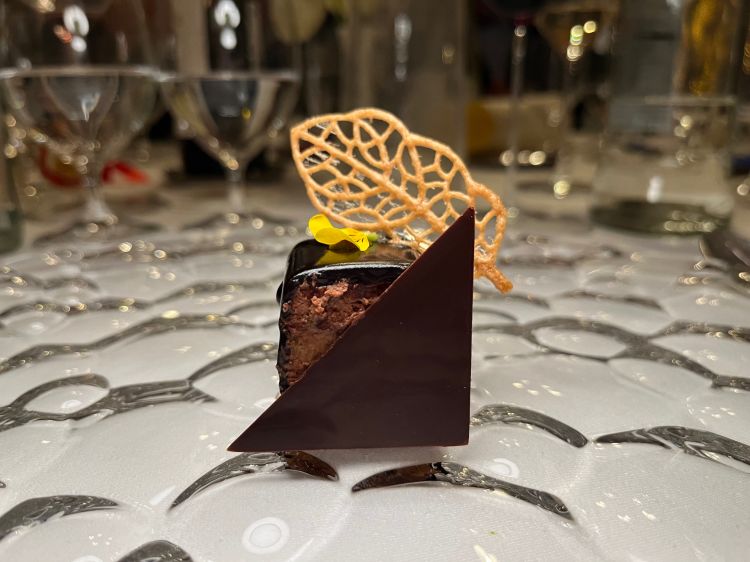 Sfera al cioccolato, mandarino, gel al Campari tra i nuovi dolci dello chef Marras insieme alla Mousse al cioccolato, sorbetto di mandarino, croccante al caramello
