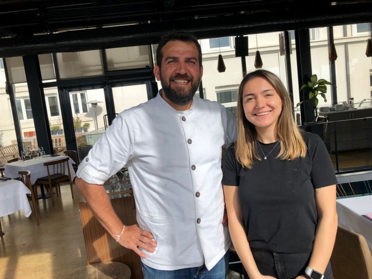 With Kardelen Soyalp, who works with Askar in the research and development at Neolokal. The team at Maksut only includes Turks. "We all have a right to make mistakes", the cook explains, "we nourish ourselves with our imperfections"
