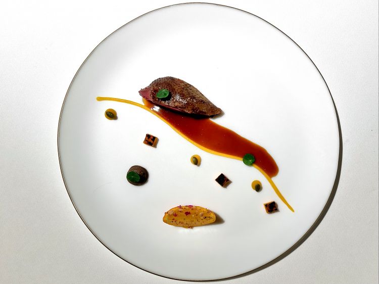 Piccione, mandarino, zucca. Il piccione è cotto al vapore («Ho preso ispirazione da un volatile che assaggiai in Cina, mi piacque l'idea di una pelle morbida. E poi non volevo proporre il piccione rosolato, come fanno tutti»). È accompagnato dalla sua riduzione con miso, zucca e mandarino. Infine, un parfait di fegato e cuore di piccione
