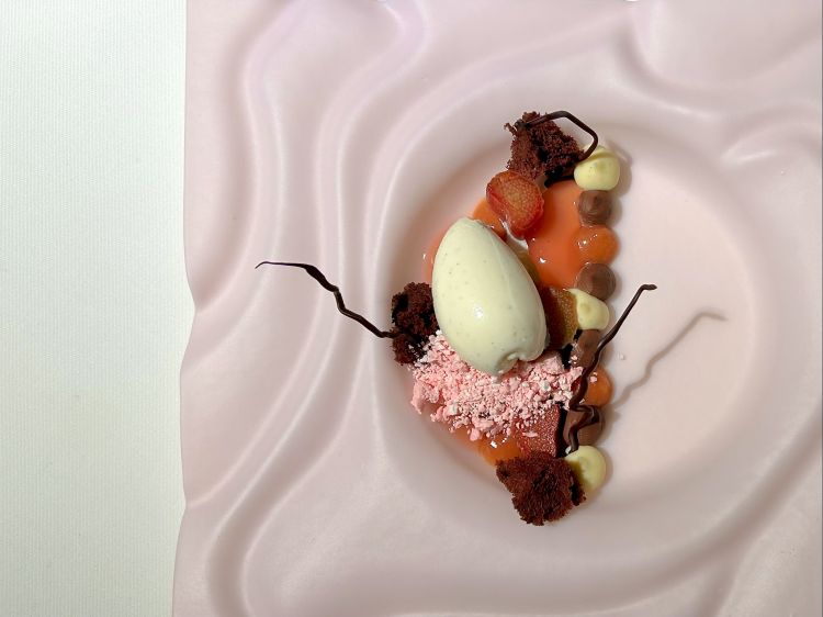 Ultimo capitolo, clouds, i dolci. S'inizia con Mizeria, interpretazione dell'omonima e tradizionale insalata di cetrioli. Per noi è da 10: differenti declinazioni del cetriolo, quindi granita, gelato, creme fraiche al cetriolo, pelle di cetriolo affumicato... Meraviglioso. Poi, prima dei soliti petits fours, ecco Belle Agnes, rilettura della celebre Belle Hélène ma senza pera (e dedicata ovviamente ad Agnieszka): con rabarbaro, nella foto (la versione invernale prevede mela cotogna), poi cioccolato e vaniglia in diverse consistenze