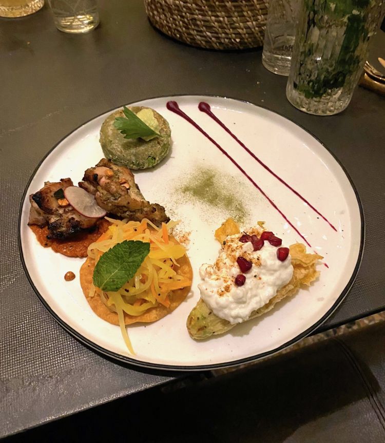 Mix di antipasti misti della chef Ritu Dalmia, dove spesso predomina il vegetale - Foto: Annalisa Cavaleri
