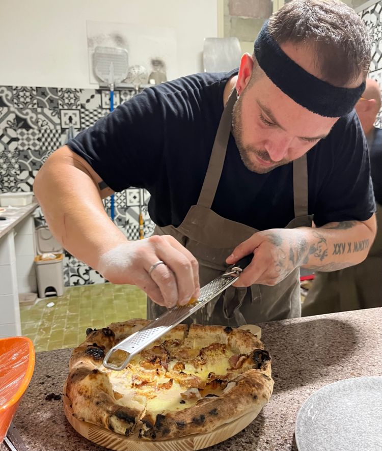 Gianmarco Manni lavora alla pizza omaggio a Davide Scabin
