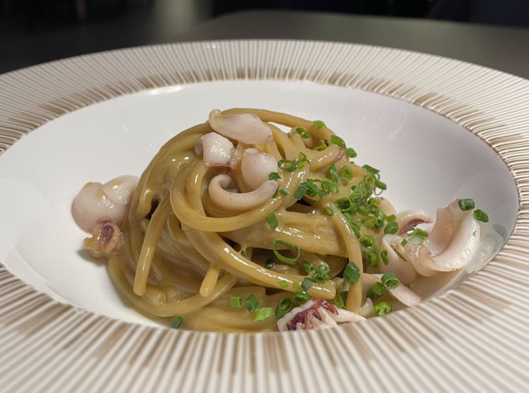 Spaghettino tiepido, fegato di seppia e seppiolini scottati