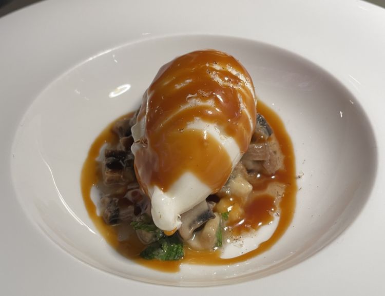 Banana cotta nel forno a legna, gelato allo yogurt e fava tonka, caramello di pesce