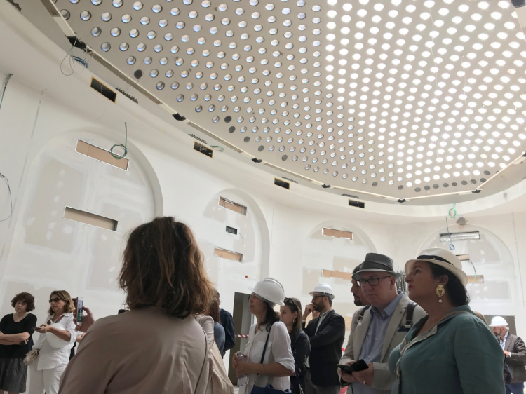 Lo splendido soffitto ovale dal quale filtra la luce che illumina la grande sala eventi
