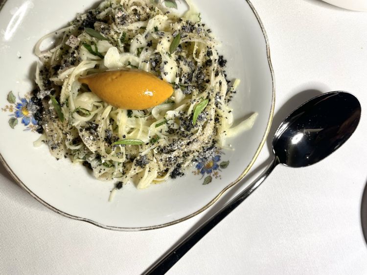 Chiajozza, "un tuffo nel mare a bocca aperta", lo ha definito il Times, e tale è: salsedine e le sue diverse intensità, mare dolce di canocchie, e mare amaro, persistente del riccio (in un gelato); fresco di pino marittimo, ai bordi, sulla costa, assieme a cavolo cappuccio