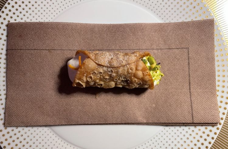 Il gioco è un elemento fondamentale nella cucina d'autore, ma questo piatto non è solo divertente nella sua ispirazione, è anche di una golosità unica, da tornare fanciulli, Il cannolo che vuole diventare un cannellone: Ragù di chianina battuto al coltello, ricotta salata e cannellini: «Alla base di questo piatto c'è la voglia di giocare, ci siamo ispirati alla confusione che faceva Taka, al suo arrivo in Italia, con alcune parole simili tra loro: cannolo, cannellone, cannellini. Così abbiamo creato un cannolo che ricorda il classico siciliano, ma è realizzato con i fagioli cannellini come ingrediente principale. E il ripieno di ragù lo fa diventare un cannellone»
