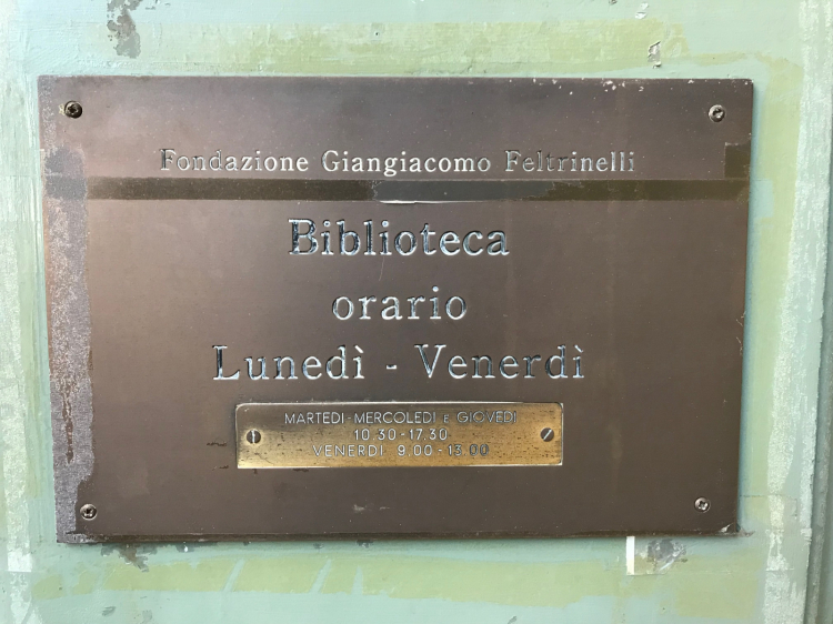 La vecchia targa della Fondazione Feltrinelli. Presto sarà sostituita da quella di Identità Milano, primo hub internazionale della gastronomia
