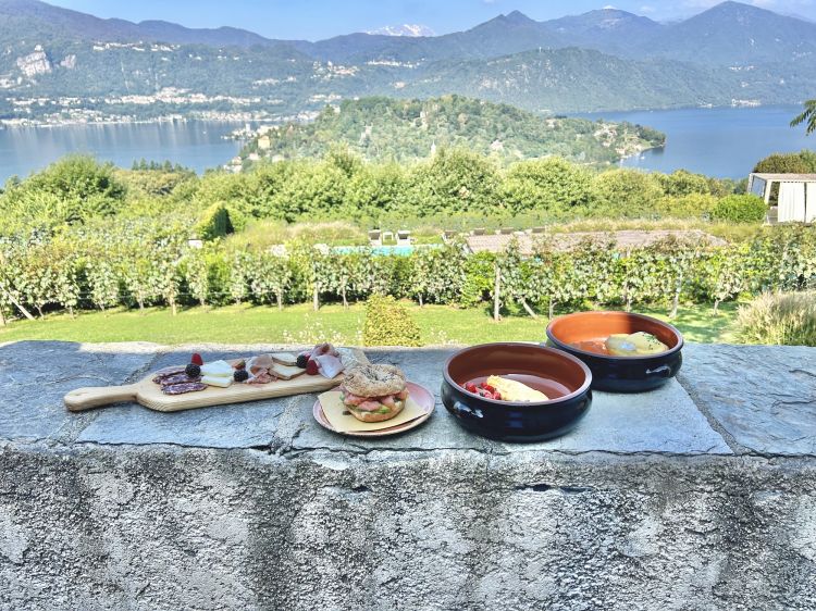 Al mattino ti portano la colazione direttamente nel patio dell'appartamento. Intanto, c'è un grand cesto con lievitati dolci, pani, yogurt, marmellate, succhi, spremute, estratti eccetera. Poi i piatti à la carte: Uova alla Benedict (buonissime) o Uova strapazzate con salsiccia arrostita e bacon o Omelette con toma piemontese, champignons trifolati, pomodori e basilico o Bagel al salmone, avocado e caprino, poi una gran selezione di ottimi salumi e formaggi dei dintorni, le Crêpes ai frutti di bosco...
