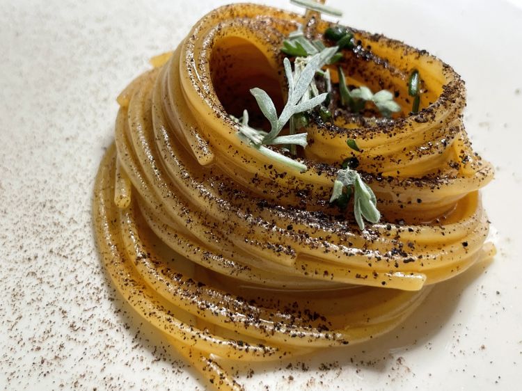 Spaghettino, vino ossidato, ginepro, cenere d'agrumi, erbe balsamiche: legnoso, balsamico, è rimosso il comfort abituale che associamo a uno spaghetto. Sottile ma dall'anima integra, amaro e intenso, profondo e persistente ginepro