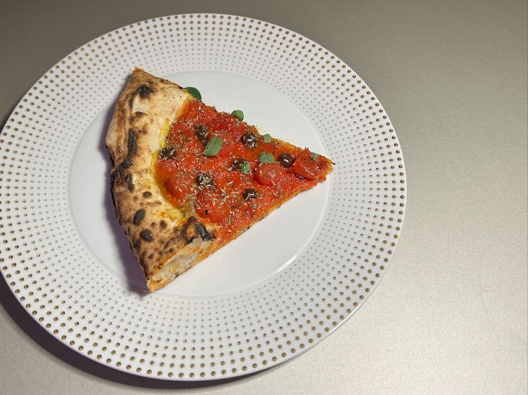 Pizza Anguinara (disco tondo, base di pomodoro San Marzano Casa Marrazzo, aglio, cocomero cotto nel forno a legna, in uscita gel piccante al cocomero, aglio nero, origano fresco e secco, basilico e olio evo)
