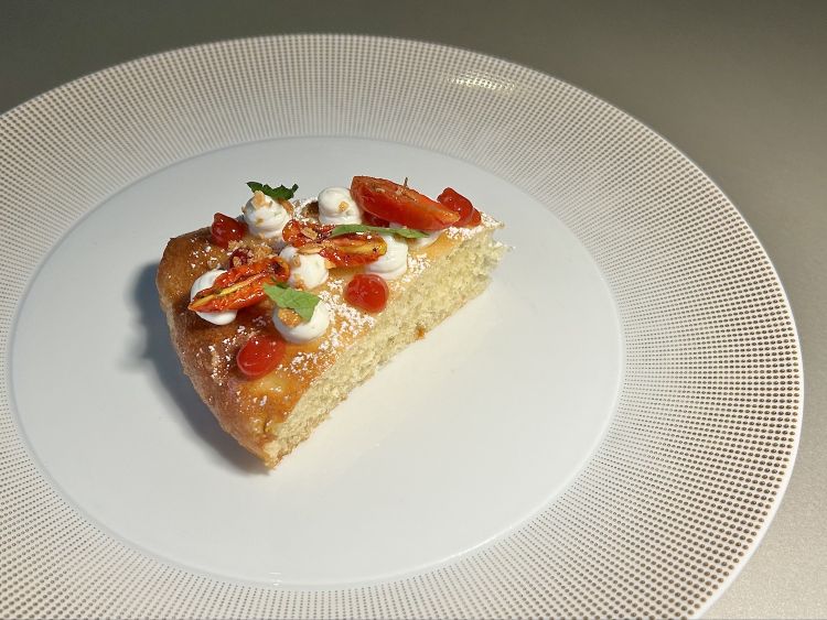 Pan brioches fior di fragola pomodoro (impasto di pan brioche cotto nel ruoto, guarnito con confettura dolce di pomodoro Casa Marrazzo, ricotta mantecata al lime, pomodorini canditi, mandorle sabbiate e menta)