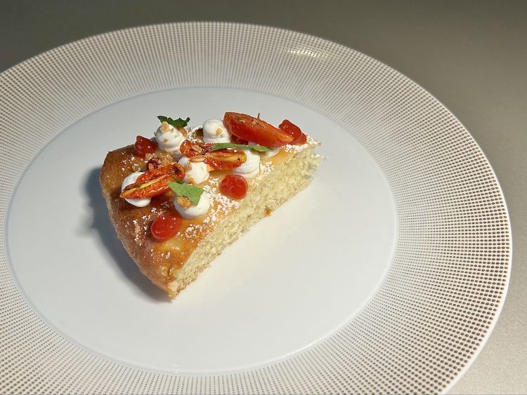 Pan brioches fior di fragola pomodoro (impasto di pan brioche cotto nel ruoto, guarnito con confettura dolce di pomodoro Casa Marrazzo, ricotta mantecata al lime, pomodorini canditi, mandorle sabbiate e menta)
