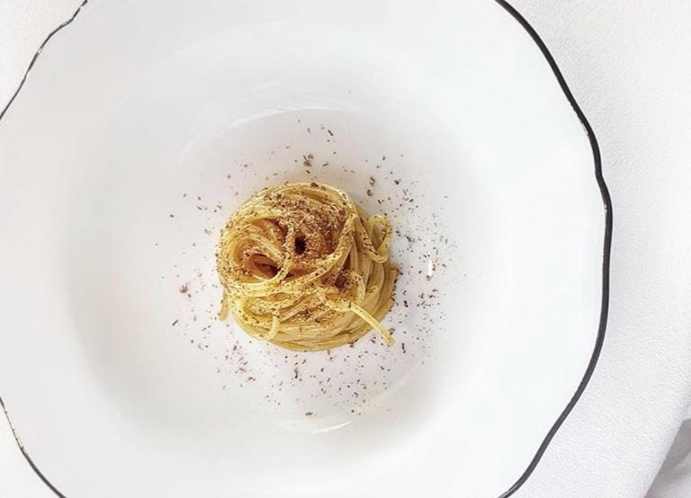 Spaghettino ricci di mare e cardamomo nero