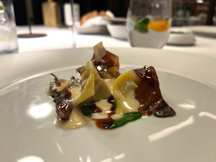 Raviolo alle pere Misso, cuore di vitello, funghi e crescione