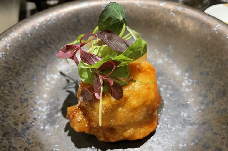Ricciola come in tempura: altro piatto di grande efficacia, con una panatura dai toni orientali, ottenuta con ingredienti italiani
