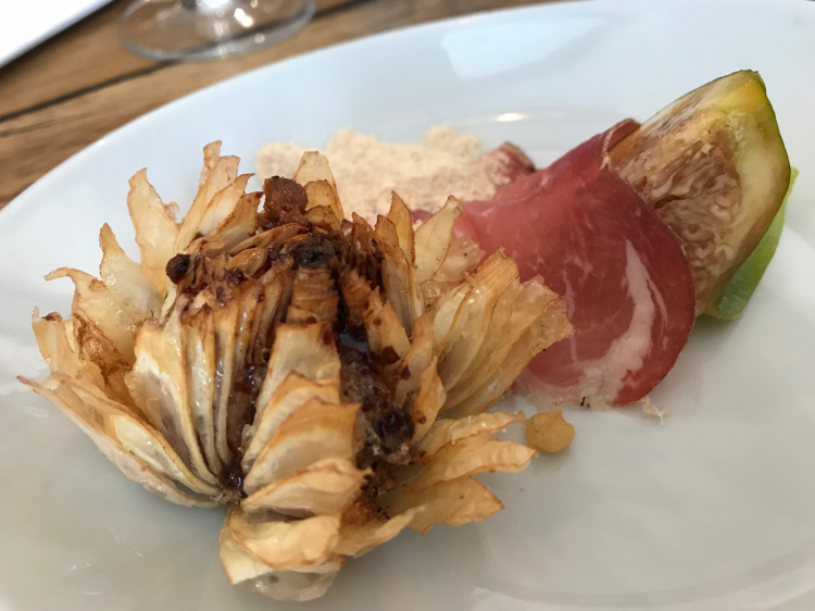 Lampascione fritto con cotto di fichi, farinella e capocollo di Martina Franca