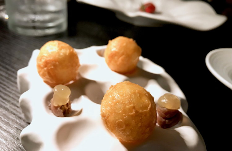 Sfere di caciocavallo, aggiughe e gel di camomilla