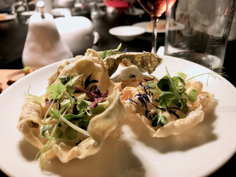 Altro grande appetizer: Pelle di rombo soffiata, senape, miele ed erbette