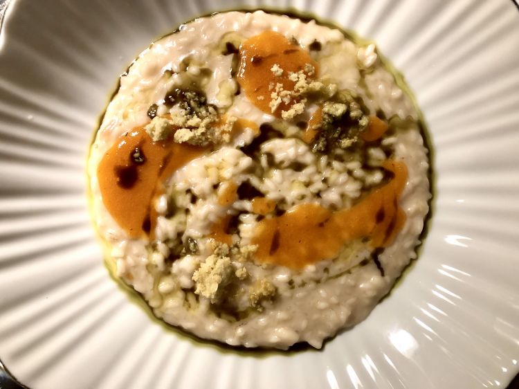 Risotto Tenuta Castello, fontina di capra, olio alla zucca e i suoi semi, con crumble d’abete e cachi
