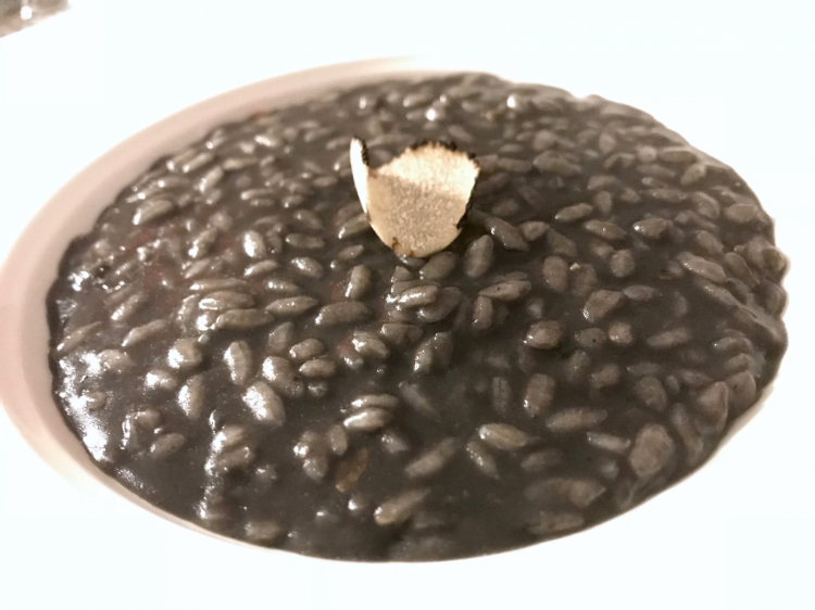 Pitch black! Riso, tartufo nero, nocciola, gel di aceto di mirtilli. Piatto complesso, armonioso. Il sapore della terra
