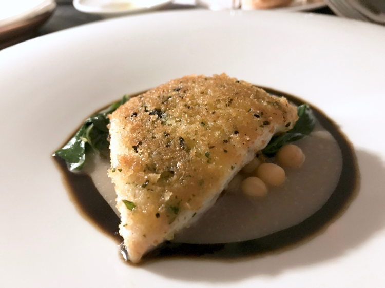 Rombo gratinato alle olive, pisello nano di Zollino, salsa di prataioli