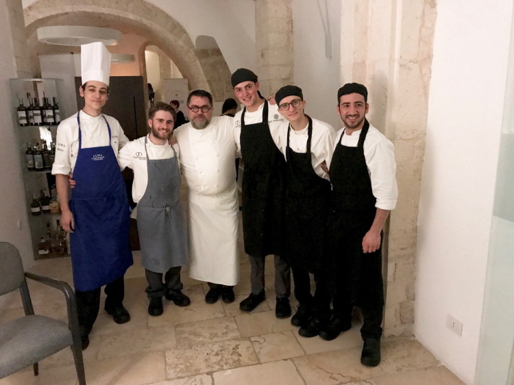 Sabatelli e brigata. Lui al centro, gli altri, da sinistra, sono Alessandro Guagnini, Riccardo Losappio (sous chef), Andrea Mazzei, Giovanni Sgaramella, Francesco Innocente
