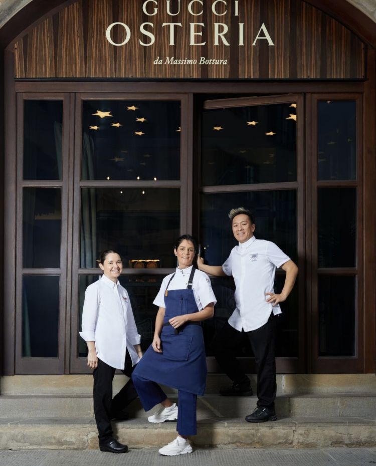Manu Buffara tra Karime Lopez e Takaiko Kondo davanti all'entrata del Gucci Osteria di Firenze.La chef brasiliana, che ha lavorato anche in Italia, al fianco di Ugo Alciati e della famiglia Cerea, oltre a guidare il suo ristorante Manu a Curitiba, ha appena aperto un pop up a Parigi, sotto la cupola blu del Printemps Hausmann; e presto inaugurerà un progetto persino nella Grande Mela. È stata consacrata migliore cuoca dell’America Latina per la Latin America's 50 Best 2022 dopo essersi posizionata al ventunesimo posto nella classifica The Best Chef Awards 2021, essersi aggiudicata il quarantanovesimo posto della Latin America’s 50 Best Restaurants nello stesso anno e aver vinto il premio Miele One to Watch dei Latin America’s 50 Best Restaurants 2018