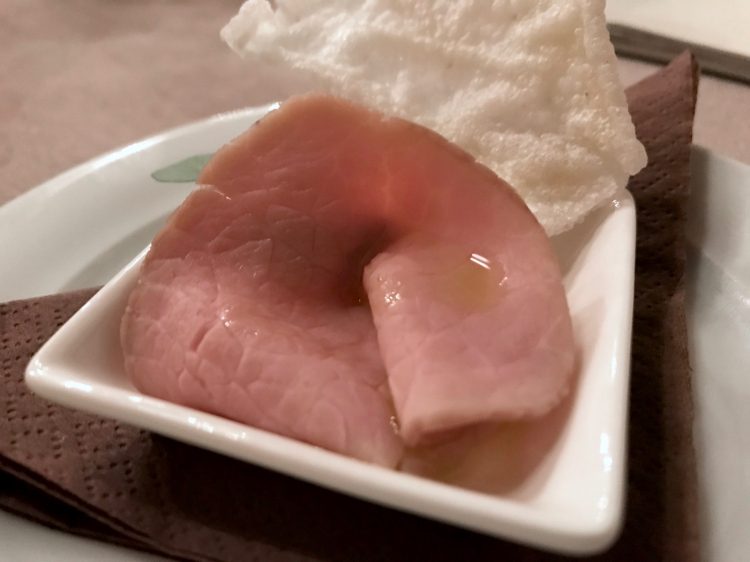 Tonnata di vitello con cialda di riso croccante